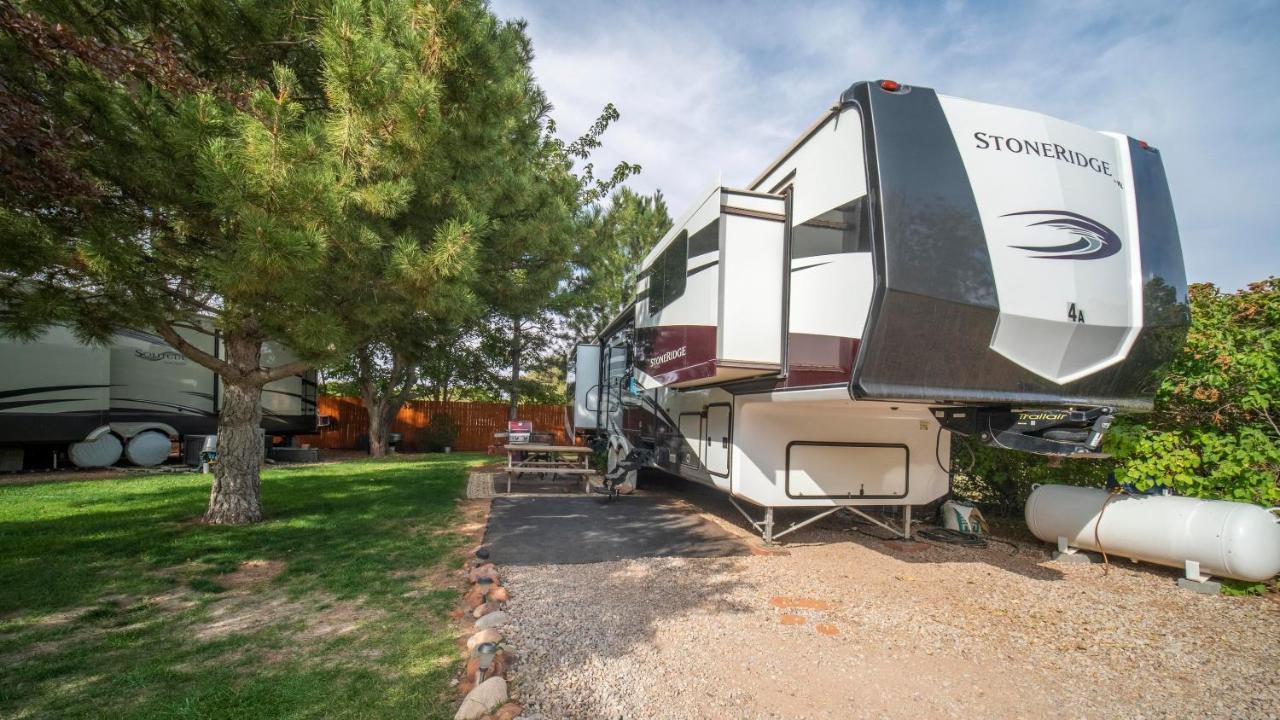 Outdoor Glamping Large 5Th Wheel Setup Ok4A Apartment โมอาบ ภายนอก รูปภาพ